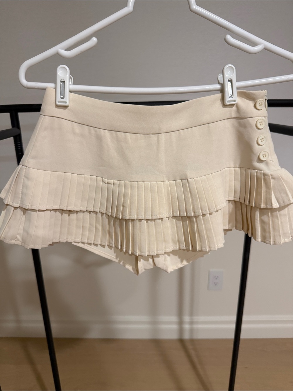 Edikted Cream Double Pleated Mini Skort